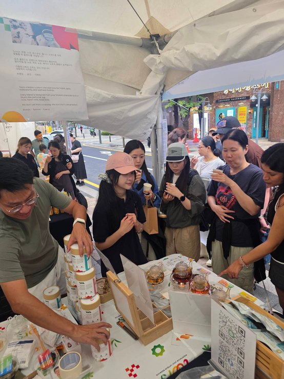 Visitors tasting Toors at the Sawasdee Seoul 2026 booth